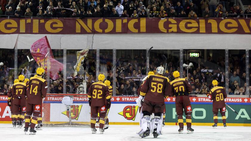 Geneve-Servette's players wave their supporters after their draw game with the team Lukko Rauma, during the Champions Hockey League semifinal game between Switzerland's Geneve-Servette HC and Finland's Lukko Rauma, at the ice stadium Les Vernets, in Geneva, Switzerland, Tuesday, January 9, 2024. (KEYSTONE/Salvatore Di Nolfi)