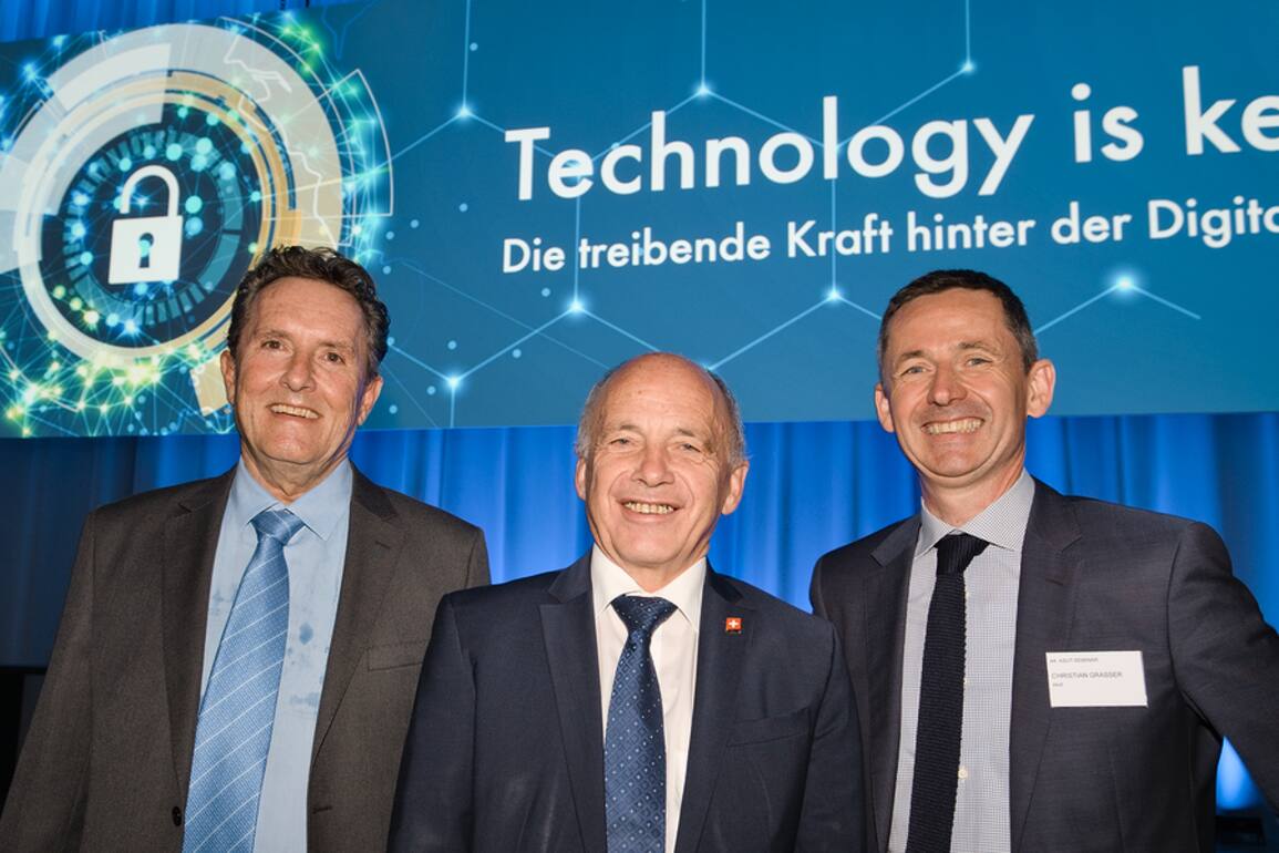 Peter Grütter, Präsident asut; Ueli Maurer, Bundesrat; Christian Grasser, Geschäftsführer asut