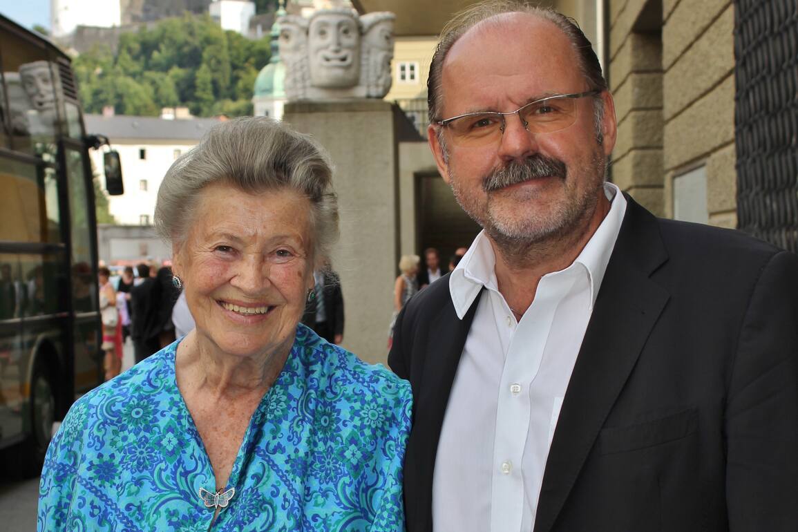 Download von www.picturedesk.com am 06.11.2020 (12:45). Copyright: STARPIX/A. Tuma/SPY, 12.08.2013 Salzburg, August SCHMÖLZER mit Traudl ENGELHORN-VECHIATTO, Salzburger Festspiele vor "Die Meistersinger von Nürnberg" - 20130814_PD1649 - Rechteinfo: Rights Managed (RM)