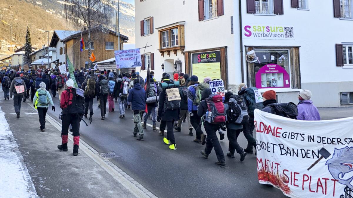 Anti-WEF Demonstrierende sorgen für Mega-Stau vor Davos GR