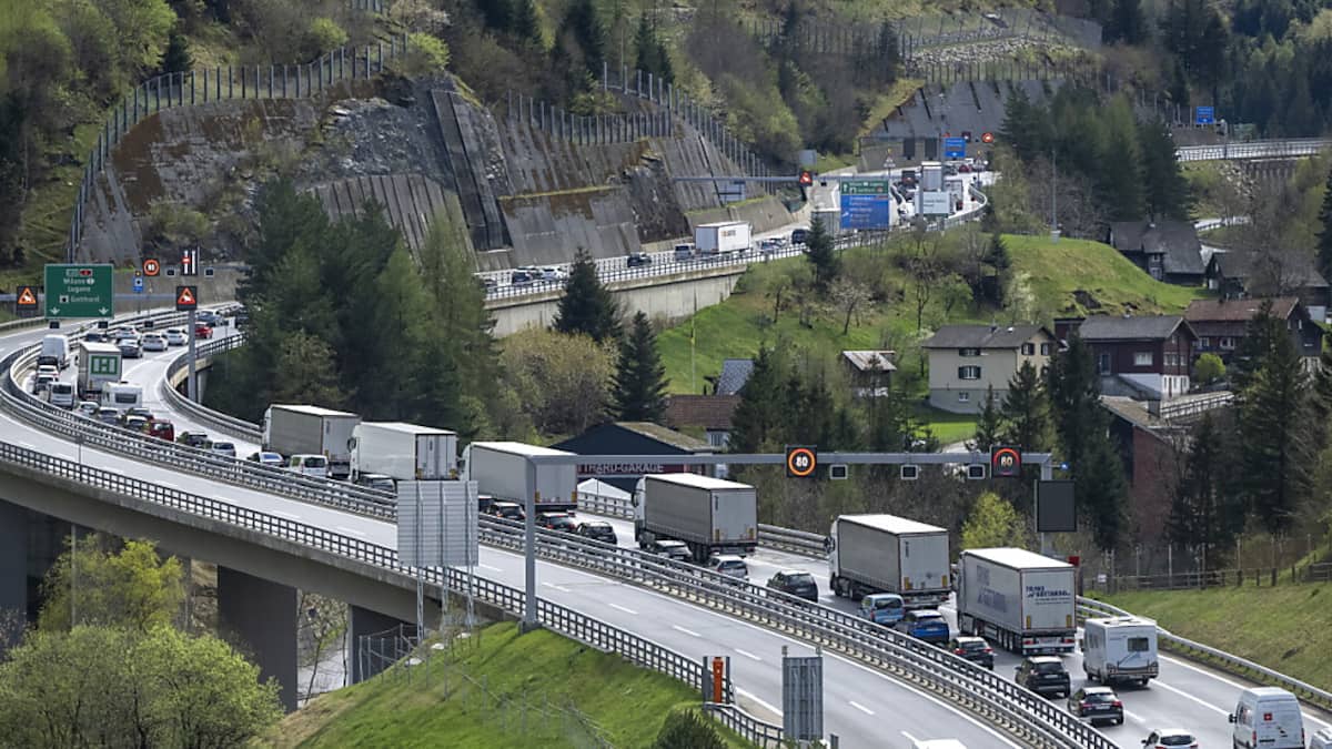Kilometerlanger Stau vor dem Gotthard-Nordportal
