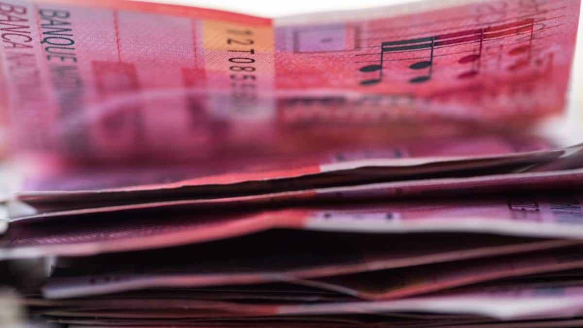 Geldkisten aus Fahrzeug vor Freiburger Bank gestohlen