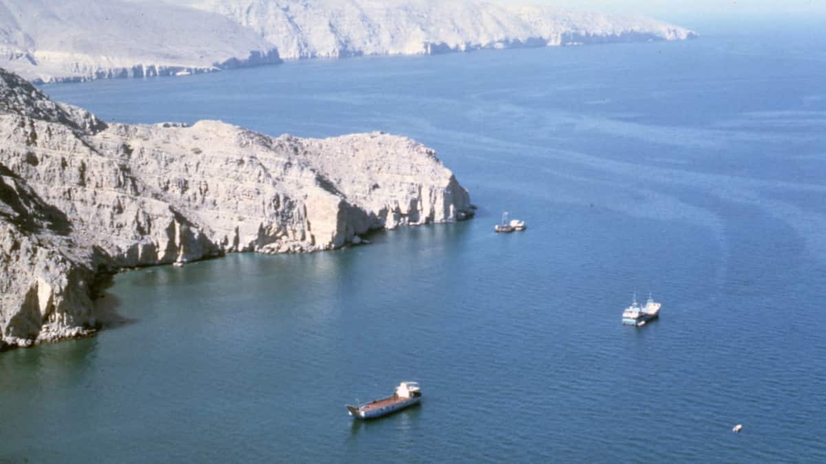 Ölmarkt nervös - Händler blicken auf Strasse von Hormus