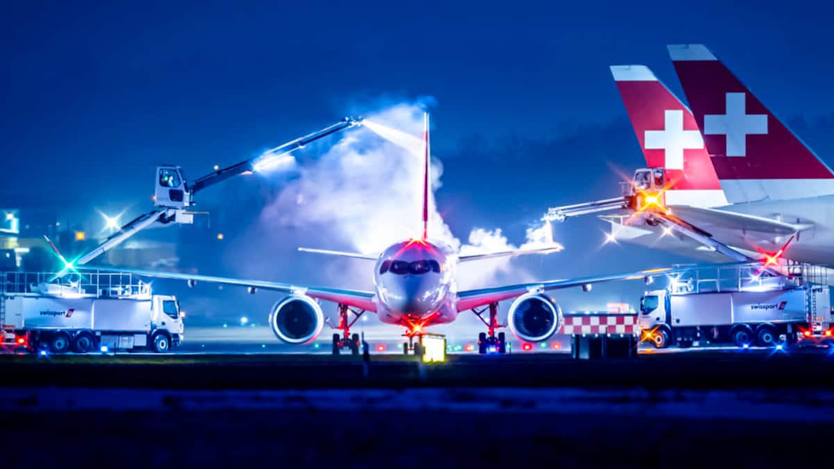 Wegen Minustemperaturen müssen Flugzeuge in Zürich enteist werden