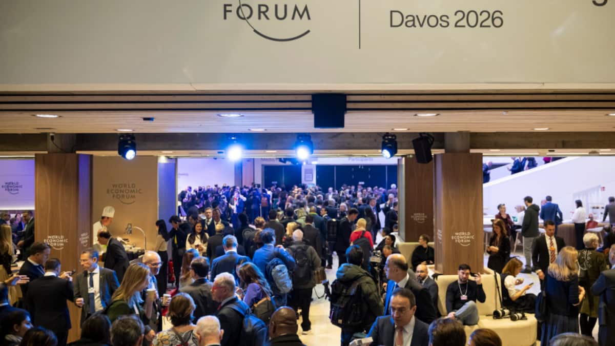 Riesige Warteschlange vor dem Kongresszentrum wegen Trump-Rede