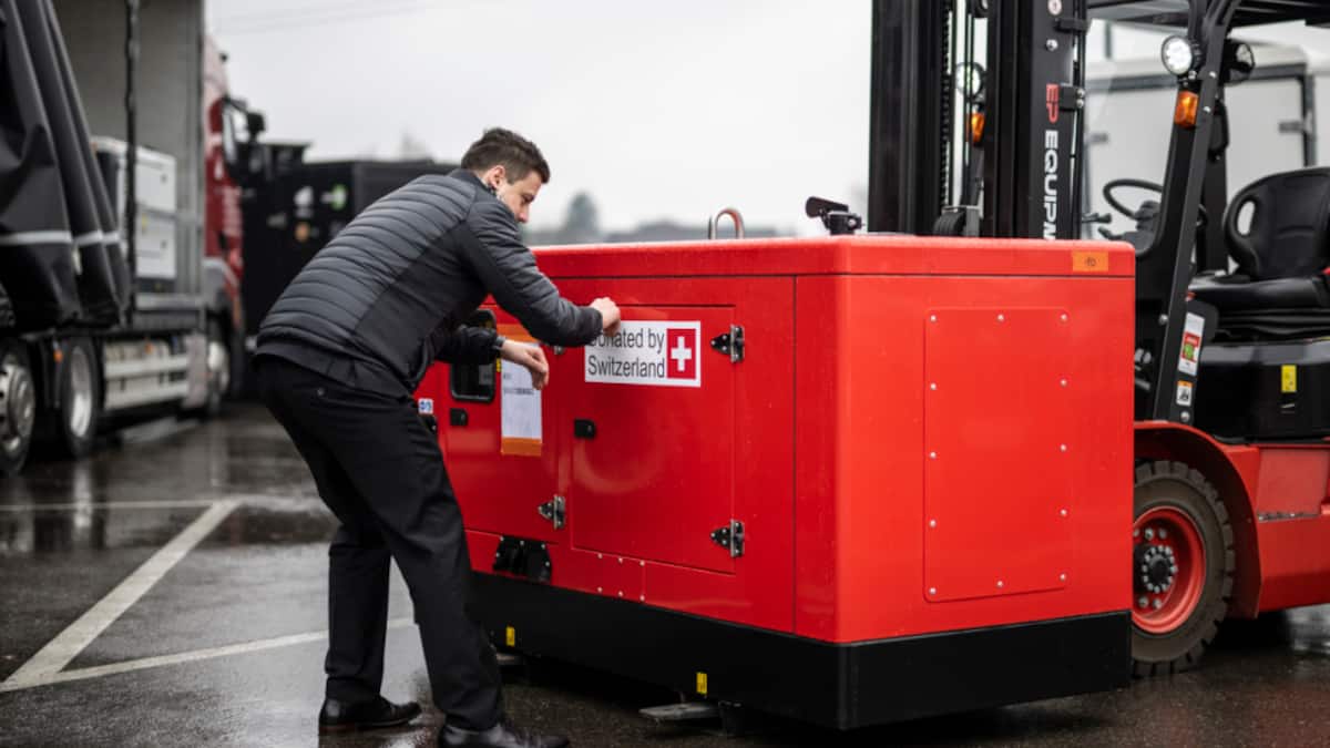 Lastwagen mit zehn Diesel-Generatoren ist unterwegs in die Ukraine