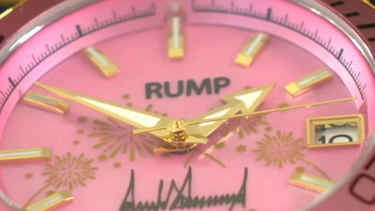 Auf pinker Trump-Uhr schleicht sich Schreibfehler ein
