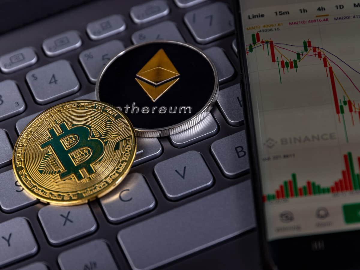 Warum Bitcoin, Ether und Co. gemeinsam mit der Börse auf Talfahrt gehen |  Handelszeitung