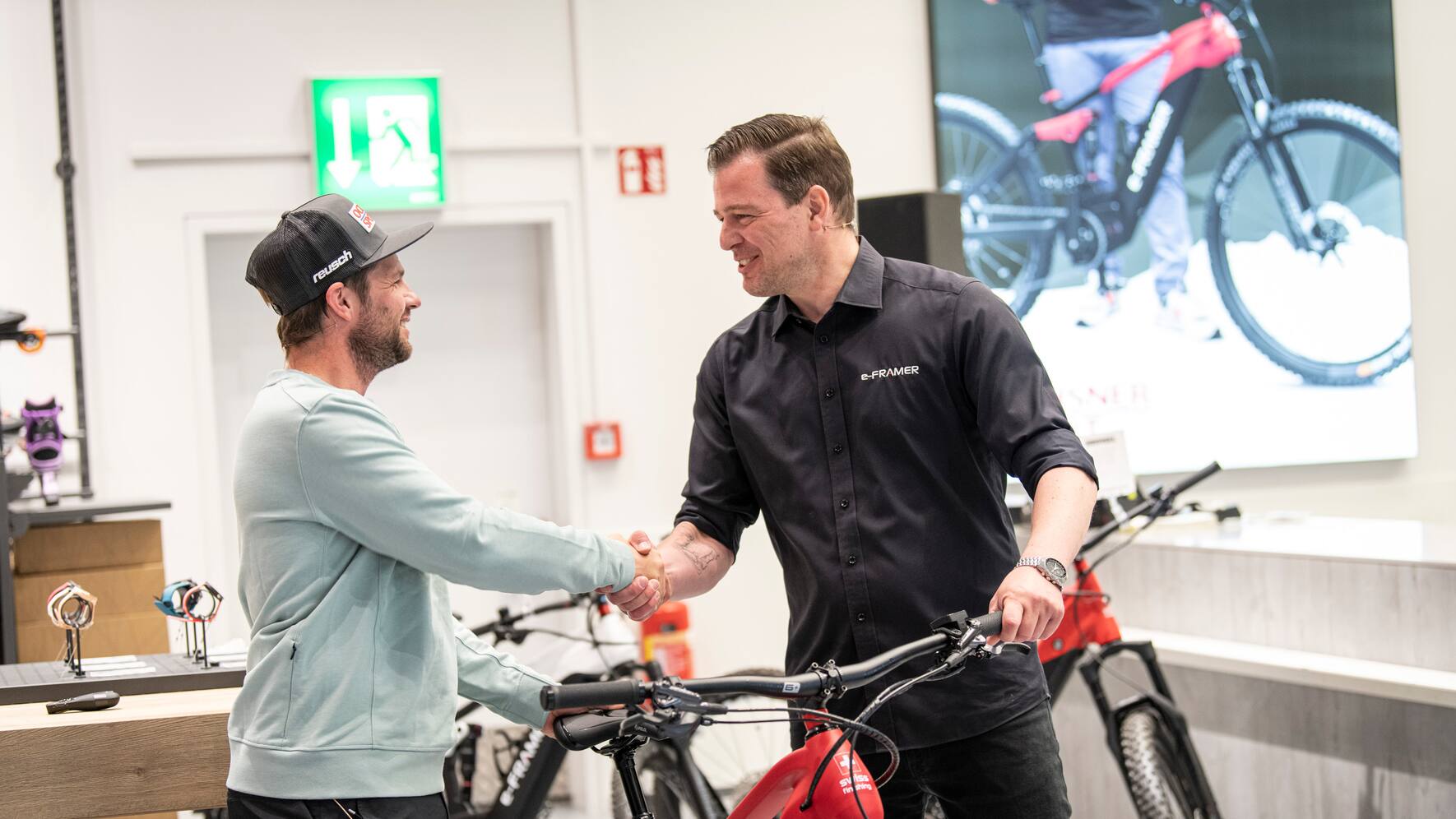 Skistar Beat Feuz und Ochsner Sport kaufen E Bike Firma E Framer