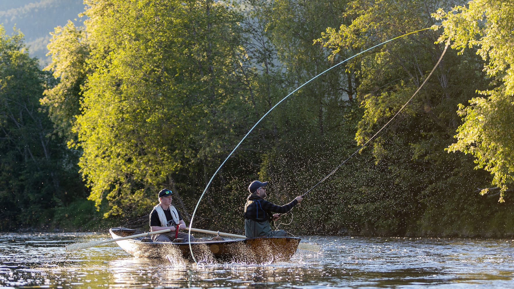 Zwei Lachsfischer im Boot am Fischen auf der der Gaula