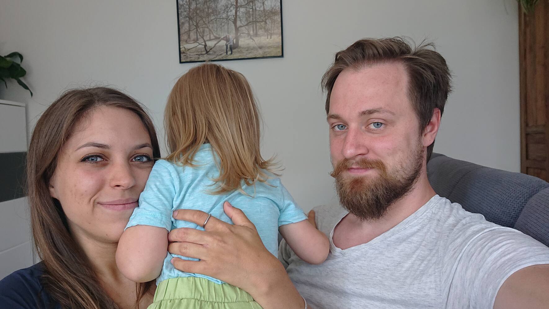 Simone und Simon Knjasew, mit Tochter Emma (2)