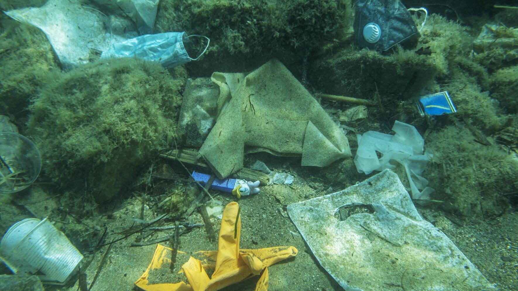 Weggeworfene gebrauchte medizinische Gesichtsmaske liegt zusammen mit anderem Plastikmüll auf dem Meeresboden, Becici, Region Budva, Montenegro, Europa *** Thrown away used medical face mask lies together with other plastic waste on the seabed, Becici, Budva region, Montenegro, Europe Copyright: imageBROKER/AndreyxNekrasov ibxaaa05833578.jpg Bitte beachten Sie die gesetzlichen Bestimmungen des deutschen Urheberrechtes hinsichtlich der Namensnennung des Fotografen im direkten Umfeld der Veröffentlichung!