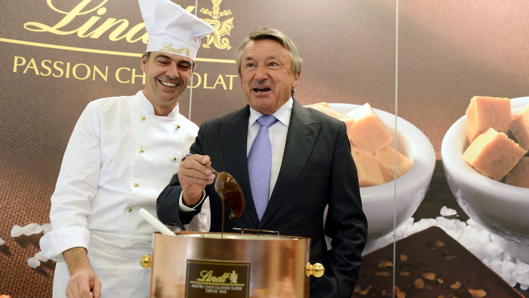 Ernst Tanner, rechts, CEO Lindt & Spruengli, mit Maitre du Chocolat Urs Liecht, links, an einer Medienkonferenz in Kilchberg (ZH) am Freitag, 15. Maerz 2013 ueber das vergangene Geschaeftsjahr. Der Schokoladenhersteller Lindt & Spruengli hat im vergangenen Jahr deutlich mehr verdient. Der Betriebsgewinn kletterte um 10,3 Prozent auf 362,5 Millionen Franken. Unter dem Strich verblieb ein Reingewinn von 271,9 Millionen Franken. (KEYSTONE/Walter Bieri)