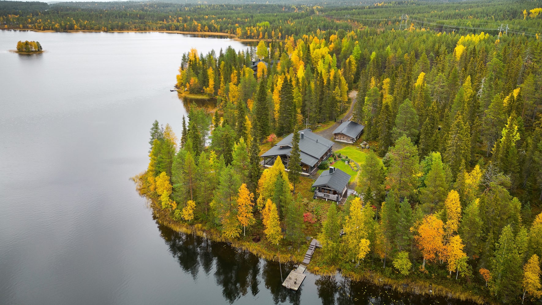 Luftaufnahme einer Villa im Wald im finnischen Levi