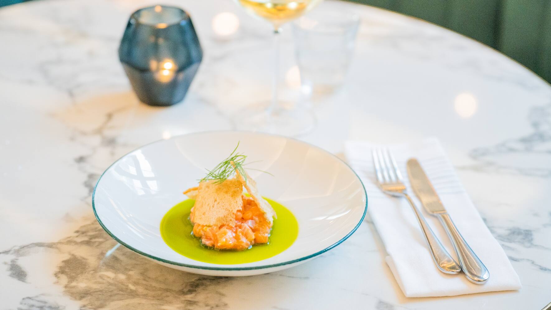 Zuchtlachstatar im Hotel Britannia, dazu ein Glas Meursault