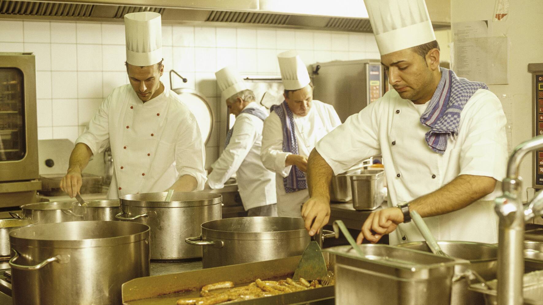 Hotelkueche, Koeche bei der Arbeit (model-released) Copyright: xMEVx ALLMVMEV60002Cooks at the Work Model released Copyright xMEVx ALLMVMEV60002