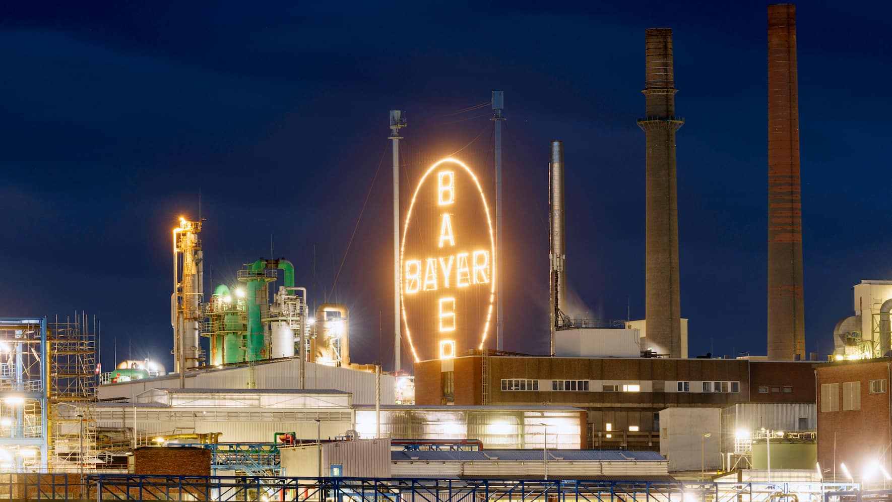 Pharmakonzern Bayer am Rheinufer bei Leverkusen.