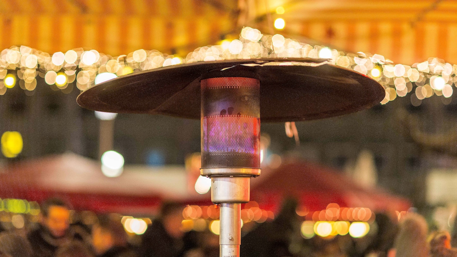 Bochum Symbolfoto Weihnachtsmarkt, 22.11.2018 Ein Heizpilz heizt den Besuchern des Weihnachtsmarktes an einem Gluehweinstand ein beim Symbolfoto Weihnachtsmarkt, 22.11.2018 *** Bochum Symbolfoto Christmas Market 22 11 2018 A heating mushroom heats up the visitors of the Christmas Market at a glow wine stand at the Symbolfoto Christmas Market 22 11 2018 Copyright: xMarioxHommesx/Eibner-Pressefotox EP_mhs