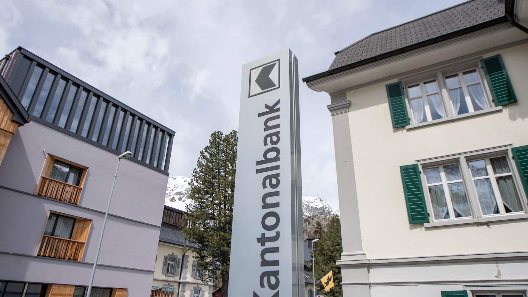 Eine Filiale der Urner Kantonalbank in der Gemeinde Andermatt anlaesslich einer Medienkonferenz vom Donnerstag, 9. Mai 2019. Mit der Strategie 2021 will die Urner Kantonalbank rund 6 der 8 Bankfilialen im Kanton Uri schliessen. (KEYSTONE/Urs Flueeler)