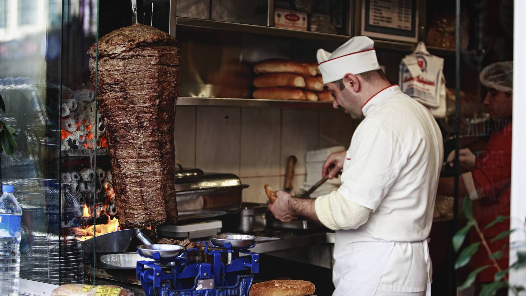 Shawarma is similar to the dish called Doner Kebab, in Holland they call it Shoarma, fresh meat roasted on a spit. It is than sliced and served in bread with fresh salads and tasty sauces. Istanbul, Turkey,2010, Istanbul Turkey PUBLICATIONxINxGERxSUIxAUTxONLY Copyright: IngetjexTadros 4632100007