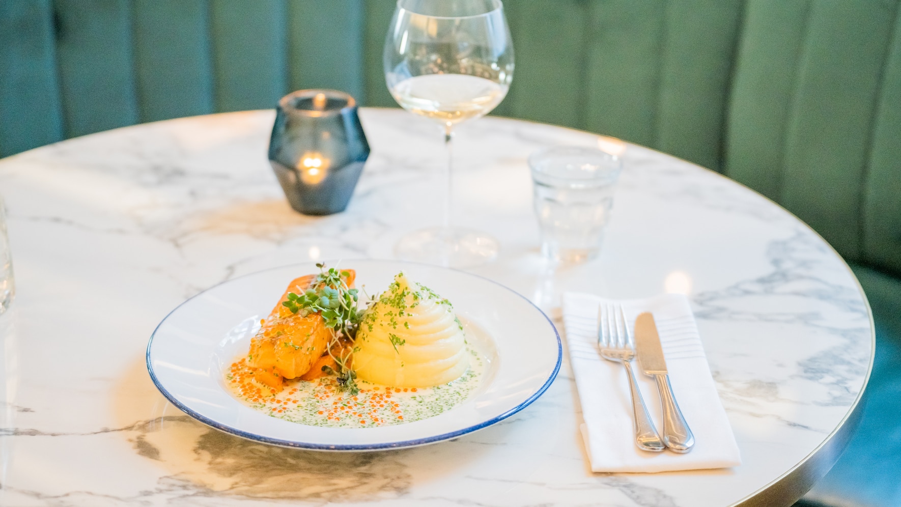 Der Wildlachs aus dem Ofen als Hauptgang im Hotel Britannia in Trondheim