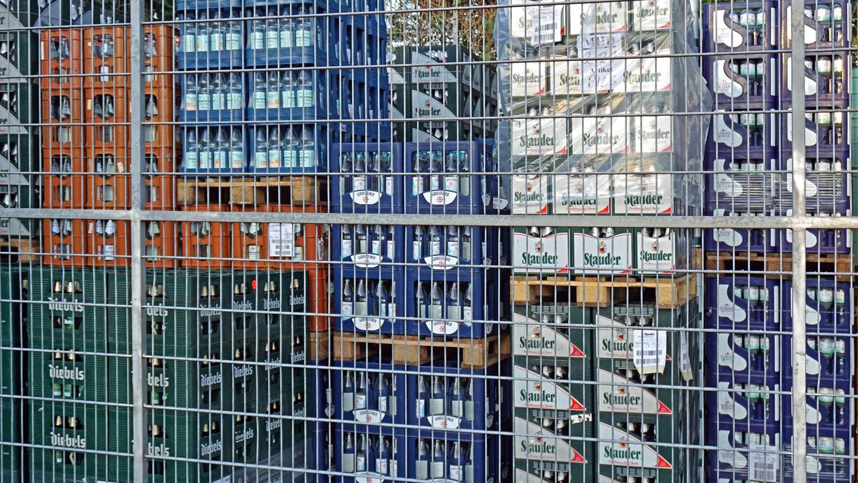 Handel mit Getränken unterschiedlicher Art Getränkekisten stehen aufgestapelt vor einem Getränkeladen *** Trade with beverages of different types Beverage crates are stacked up in front of a beverage shop