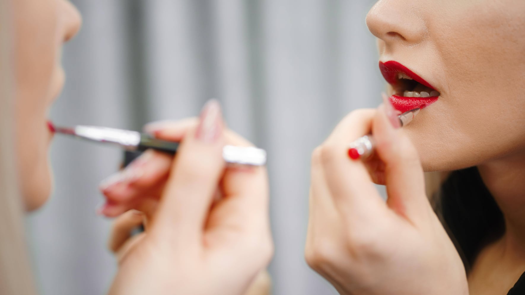 Nahaufnahme einer Frau, die flüssigen Lippenstift aufträgt und in den Spiegel schaut *** Close-up a Woman, the liquid Lipstick shall bid and in the Spiegel looks Copyright: imageBROKER/AlekseixIsachenko ibxaii08757838.jpg ,model released, Symbolfoto ,property released Bitte beachten Sie die gesetzlichen Bestimmungen des deutschen Urheberrechtes hinsichtlich der Namensnennung des Fotografen im direkten Umfeld der Veröffentlichung!