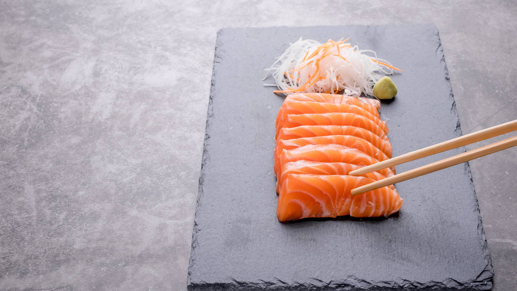 Lachs Sashimi auf einer Schieferplatte