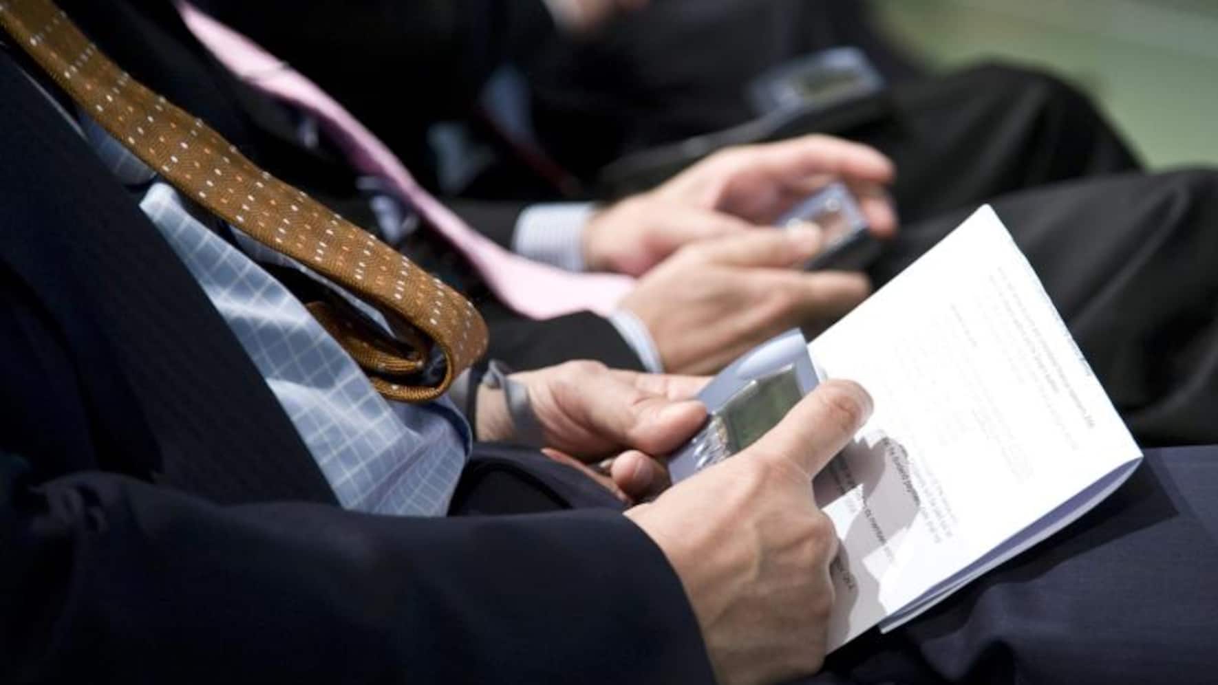 Aktionaere stimmen ab, waehrend der Versammlung am Mittwoch, 8. April 2009 an der 95. Generalversammlung der Sulzer AG in der Eulachhalle in Winterthur.