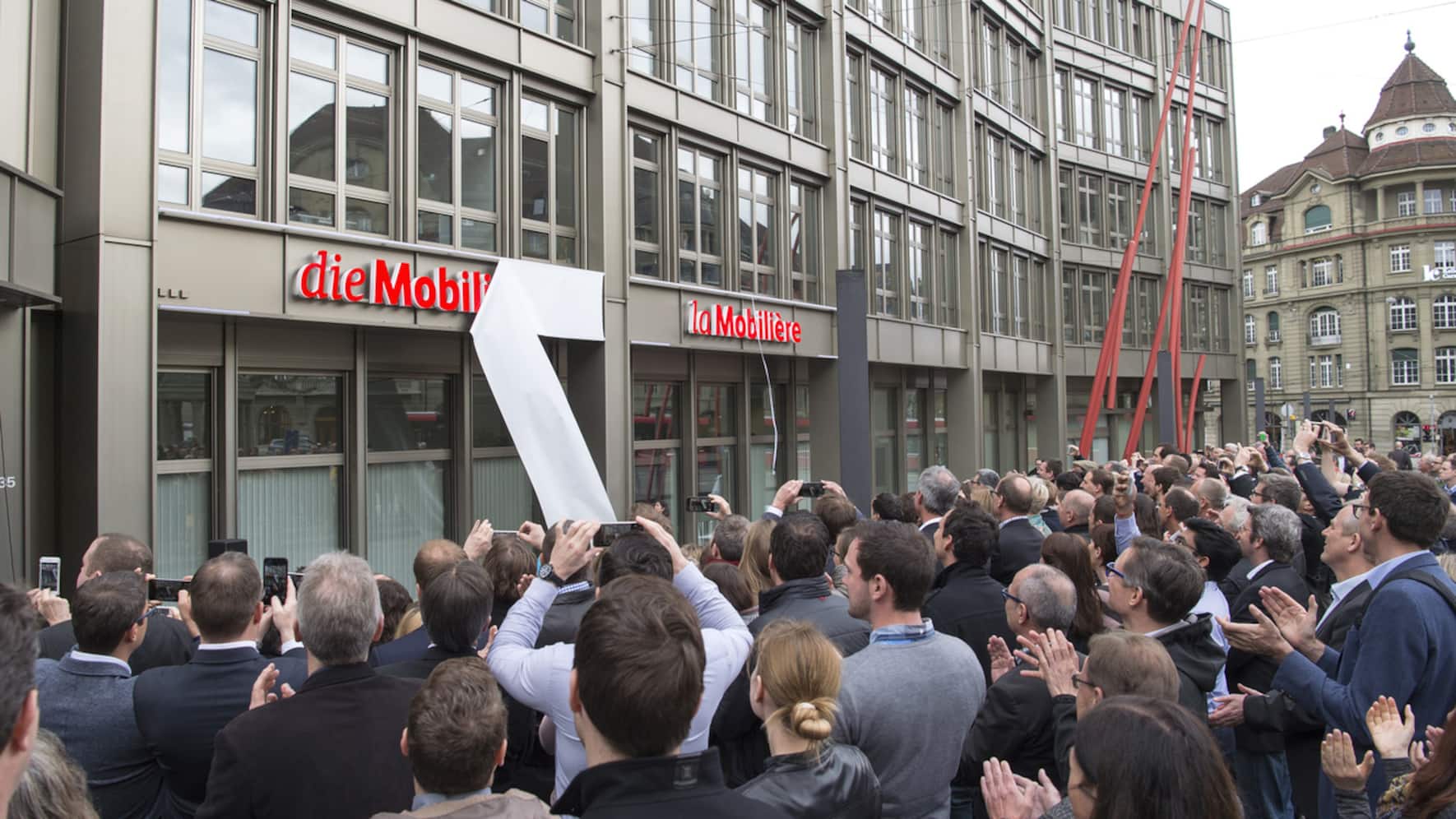 Mitarbeiterinnen und Mitarbeiter der Mobiliar verfolgen die Enthuellung des neuen Mobiliar-Logos am Hauptsitz der Mobiliar waehrend der Bilanzmedienkonferenz der Mobiliar am Donnerstag, 7. April 2016, in Bern. (KEYSTONE/Lukas Lehmann)