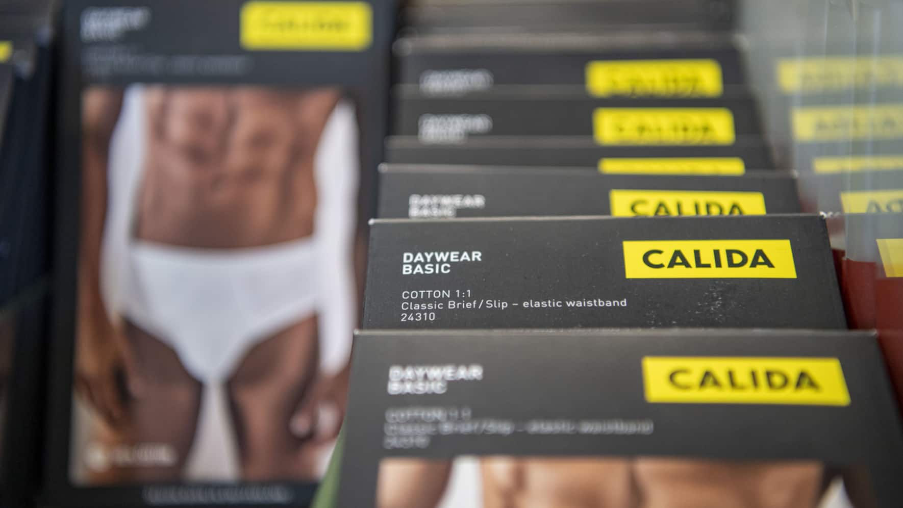 Logo des Wäscheproduzenten Calida an einem Produkt in der Calida Filiale in Luzern.