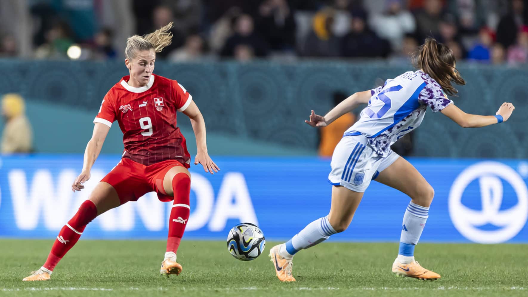 Switzerland's forward Ana Maria Crnogorcevic, left, fights for the ball with Spain's midfielder Maria Perez, right, during the FIFA Women's World Cup 2023 round of 16 soccer match between Switzerland and Spain at Eden Park in Auckland, New Zealand on Saturday, August 5, 2023. (KEYSTONE/Michael Buholzer)
