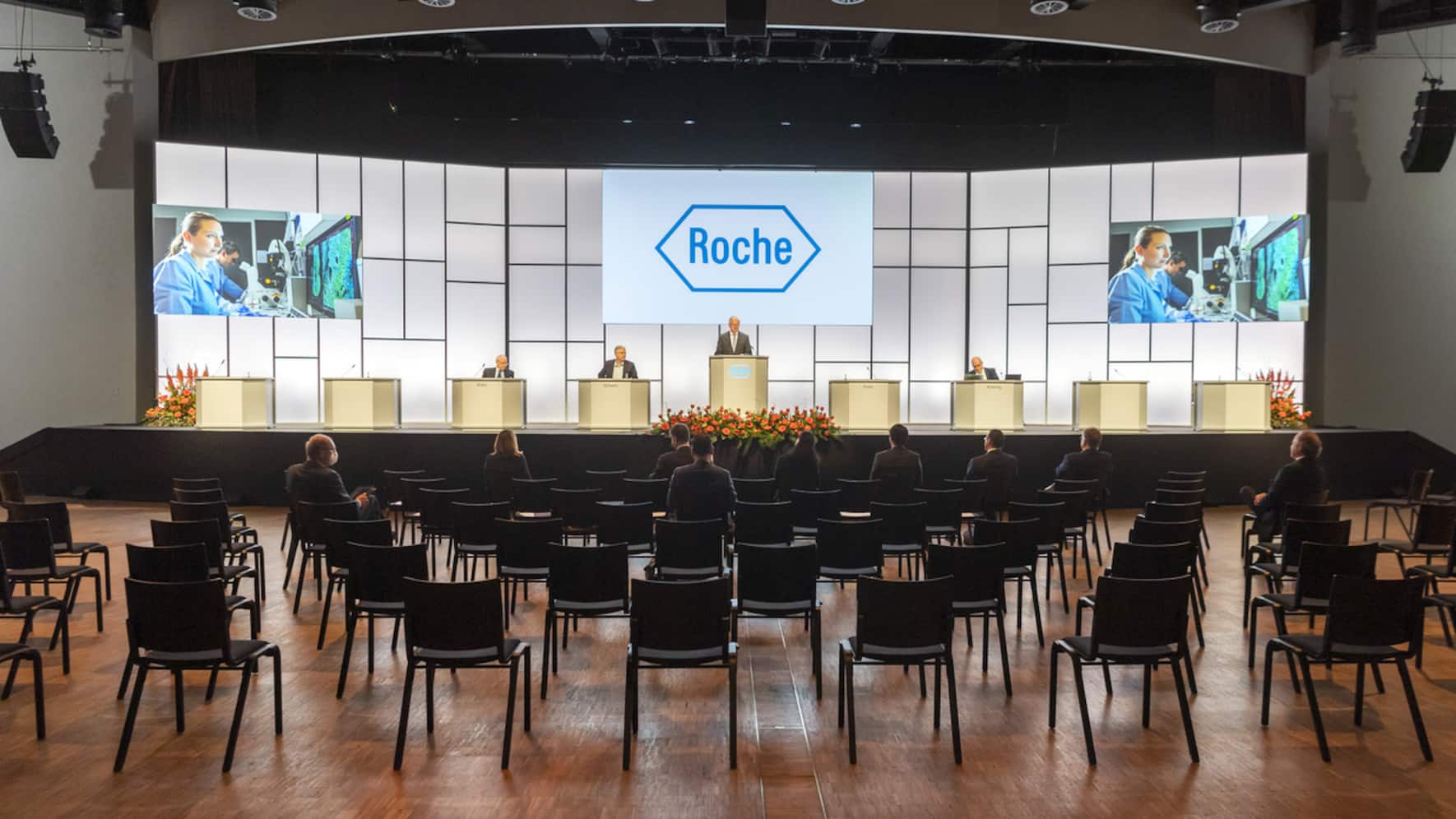 Verwaltungsratspraesident Christoph Franz, Mitte, spricht vor den Verwaltungsraeten im sonst leeren Saal des Congress Centers an der Generalversammlung der Roche in Basel am Dienstag, 17. Maerz 2020. Aufgrund der Ausrufung der ausserordentlichen Lage durch den Bundesrat zur Bekaempfung des Corona-Virus sind keine Aktionaere im Saal zugelassen. (KEYSTONE/Georgios Kefalas)