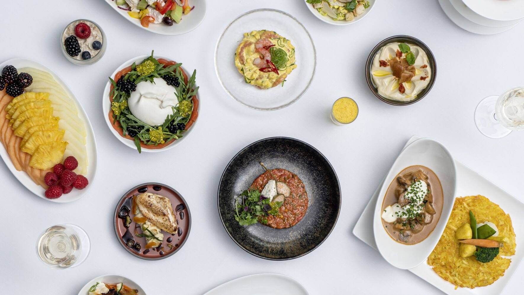 Tisch mit verschiedenen Speisen