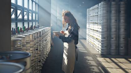 Female waiter counting beer keg's using tablet KMU Tipps Female waiter counting beer keg's using tablet KMU Tipps