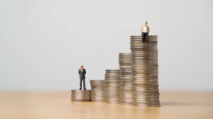 Altersvorsorge, Geldstapel, alter Mann, junger Mann Altersvorsorge, Geldstapel, alter Mann, junger Mann