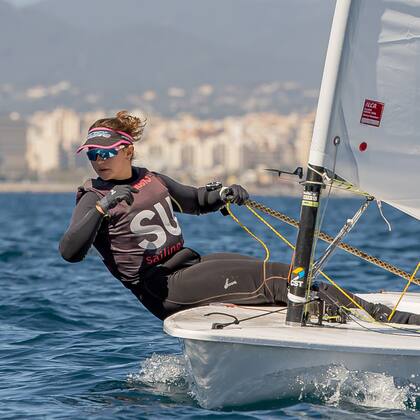 Anja von Allmen will an den America's Cup Anja von Allmen erobert von Spiez BE aus die Segelwelt.