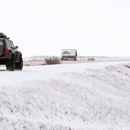 Anleihen: Flexible Allround-Lösungen sind gefragt Nissan off-road vehicle as it drove towards a small house in Iceland. The sky perfectly blended into the beautiful snowy landscape.
