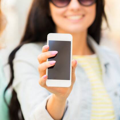 Handy-Abos: wie vergleichen? Frau zeigt Handy