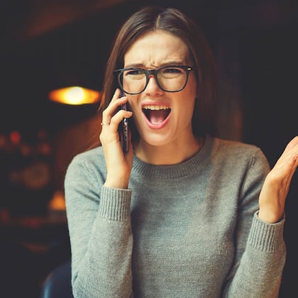 Handy-Abos: Die grössten Fehler Frau am Handy