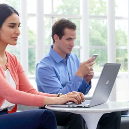 Laptop mit integriertem Blickschutz Laptop mit integriertem Blickschutz