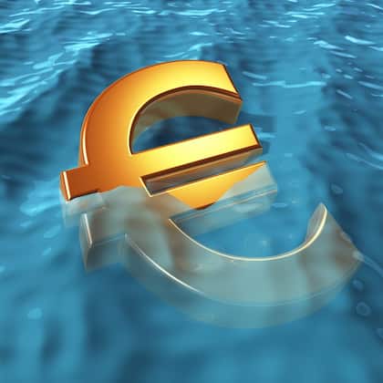 „Mehr als die Hälfte aller Investitionen läuft ins Leere“ Euro sign sinking in water. Economic depression and inflation concept.For more money and finance images: