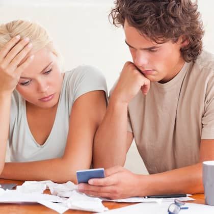 Kredite richtig ablösen Paar überdenkt Kredit-Formulare