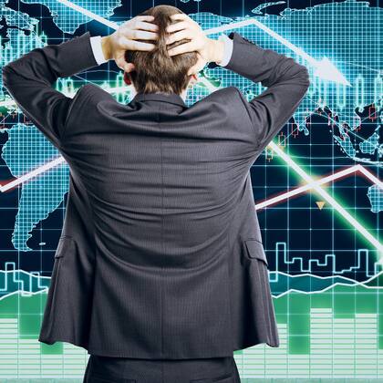 Vermögensverwaltung: beste Tipps Mann vor Charts mit sinkenden Kursen