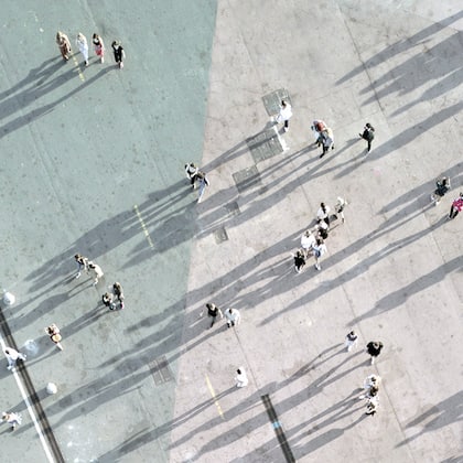 ESG and Fixed Income Platz von Oben mit Menschen