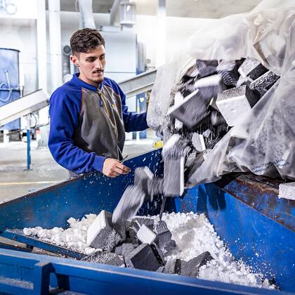 Ein Schweizer Weg zur Schonung der Umwelt. Das EPS trifft bei swisspor in Boswil ein. Letztes Jahr wurden hier ganze 901 Tonnen rezykliert