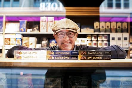 Der Berner Vernon Stuber, Entwickler der Schokolade Swissone, vor dem Schokoladengestell im Lebensmittel Loeb Franziska Rothenbuehler | Tamedia AG