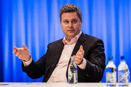 Foto: Stefan Bohrer, Basel, 1.2.24: Thomas Schinecker, CEO Roche Group, spricht während der 2023 Jahresmedienkonferenz über die Ergebnisse der Roche Group. (KEYSTONE/Stefan Bohrer)