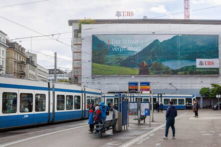 Foto: Sven Thomann, 20.4.2024, Zuerich: Am Hauptsitz der UBS am Zuercher Paradeplatz haengt eine Werbung mit der Aufschrift ãDer Schweiz verpflichtetà am Baugeruest.
