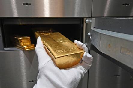 Ein 12,5 kg Goldbarren im Wert von 744.000 Euro in einem Schliessfach,Gold,Feingold 999,9 Edelmetall,Wertanlage,Sachaufnahme im Tresorraum vom Goldhaus Pro Aurum in Muenchen. *** A 12.5 kg gold bar worth 744 000 euros in a safe deposit box,gold,fine gold 999,9 precious metal,value investment,property recording in the vault of Goldhaus Pro Aurum in Munich